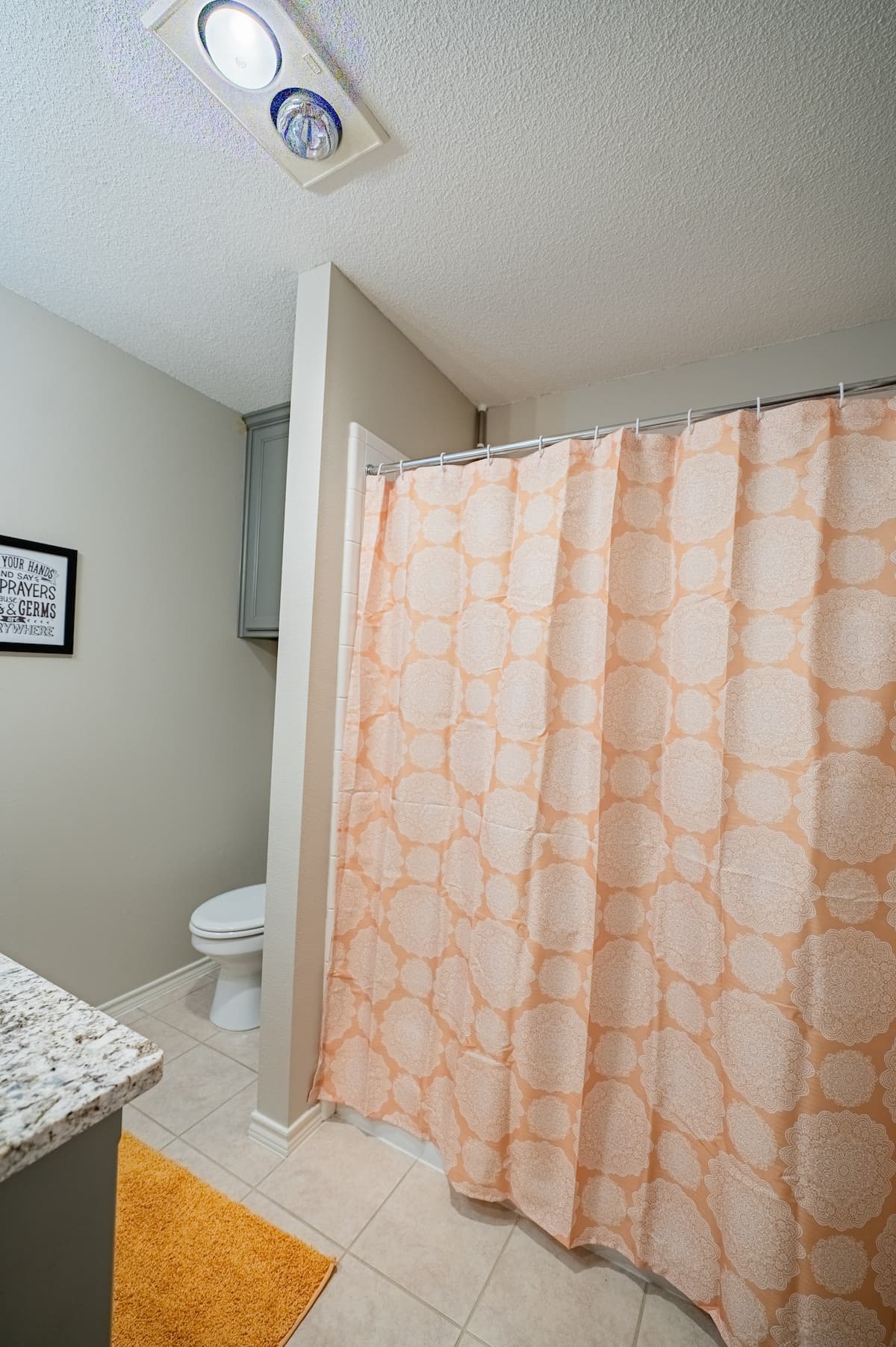Secondary bathroom with shower/tub combo.