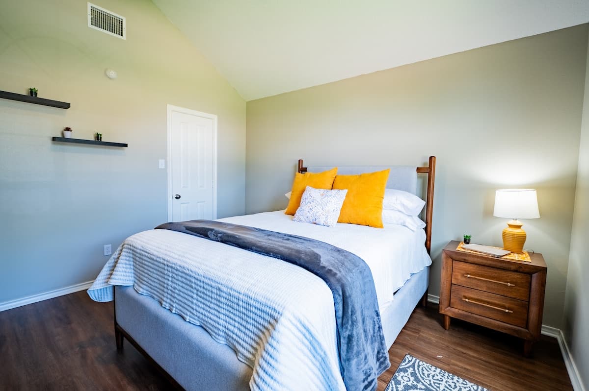 Bedroom 3: Queen-sized bed.