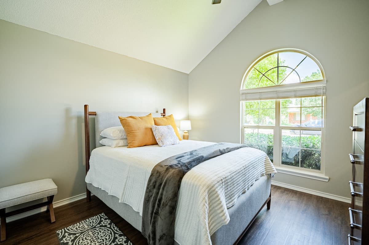 Bedroom 3: Queen-sized bed.