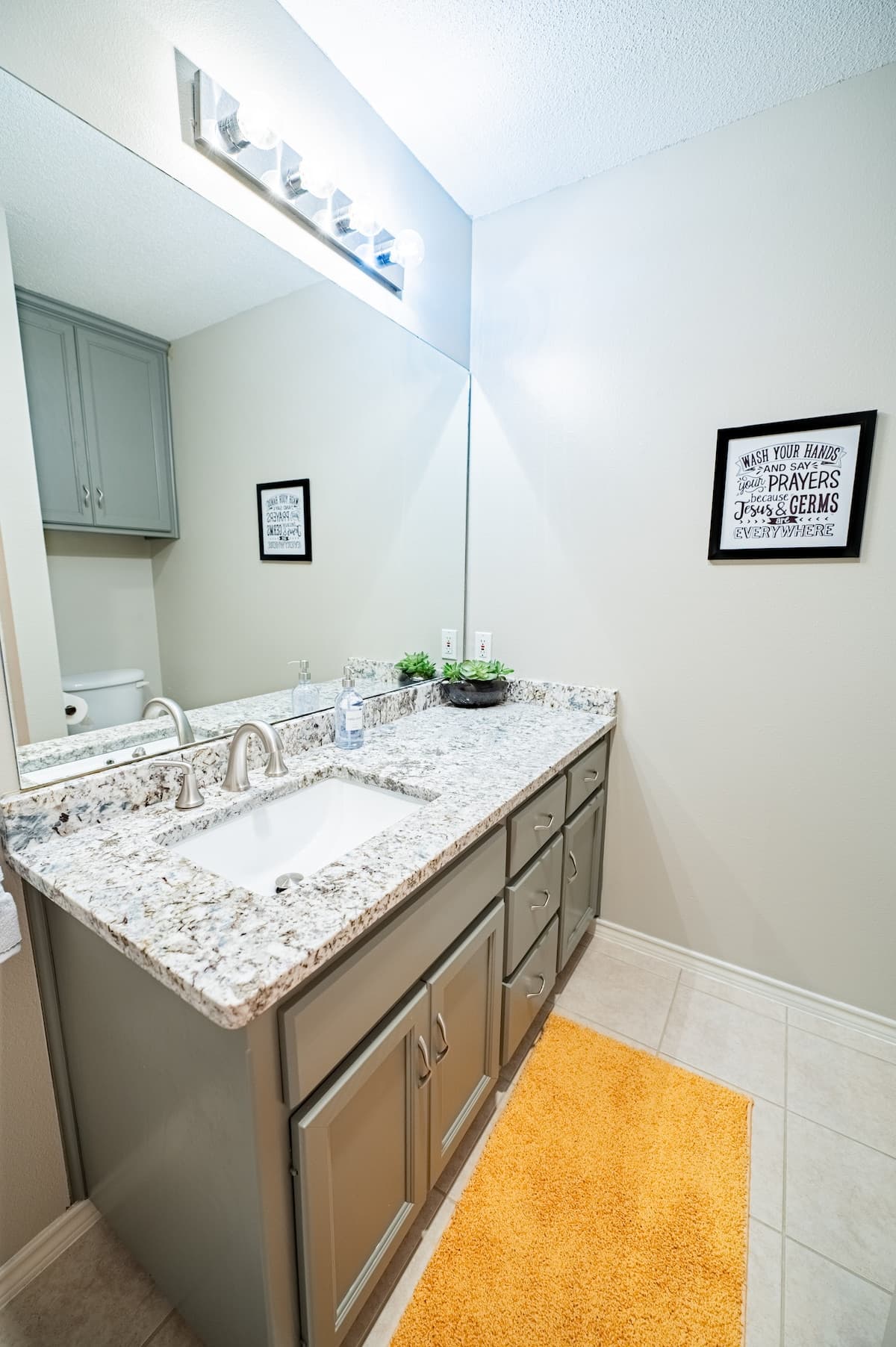 Secondary bathroom with shower/tub combo.