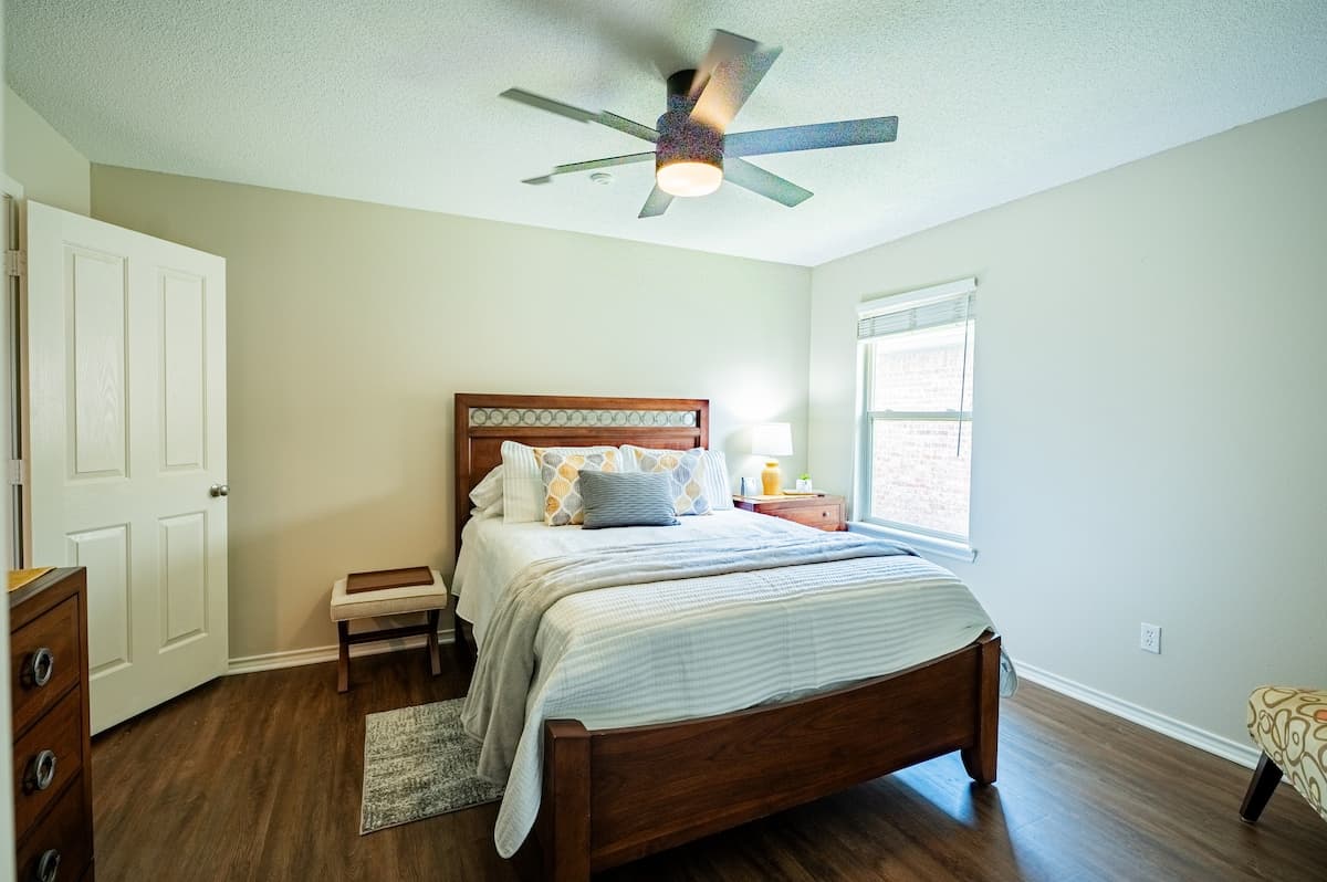 Bedroom 2: queen-sized bed